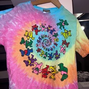 Cute lil rainbow/hippie shirt perfect for smokers or those who love the band.